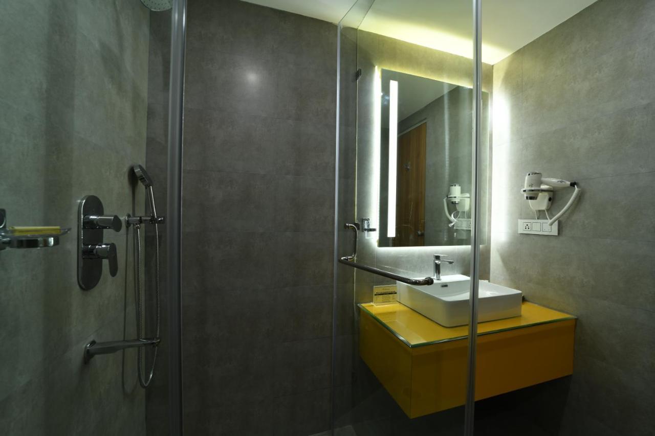 The President Hotel, Kumarapark Bangalore Bagian luar foto